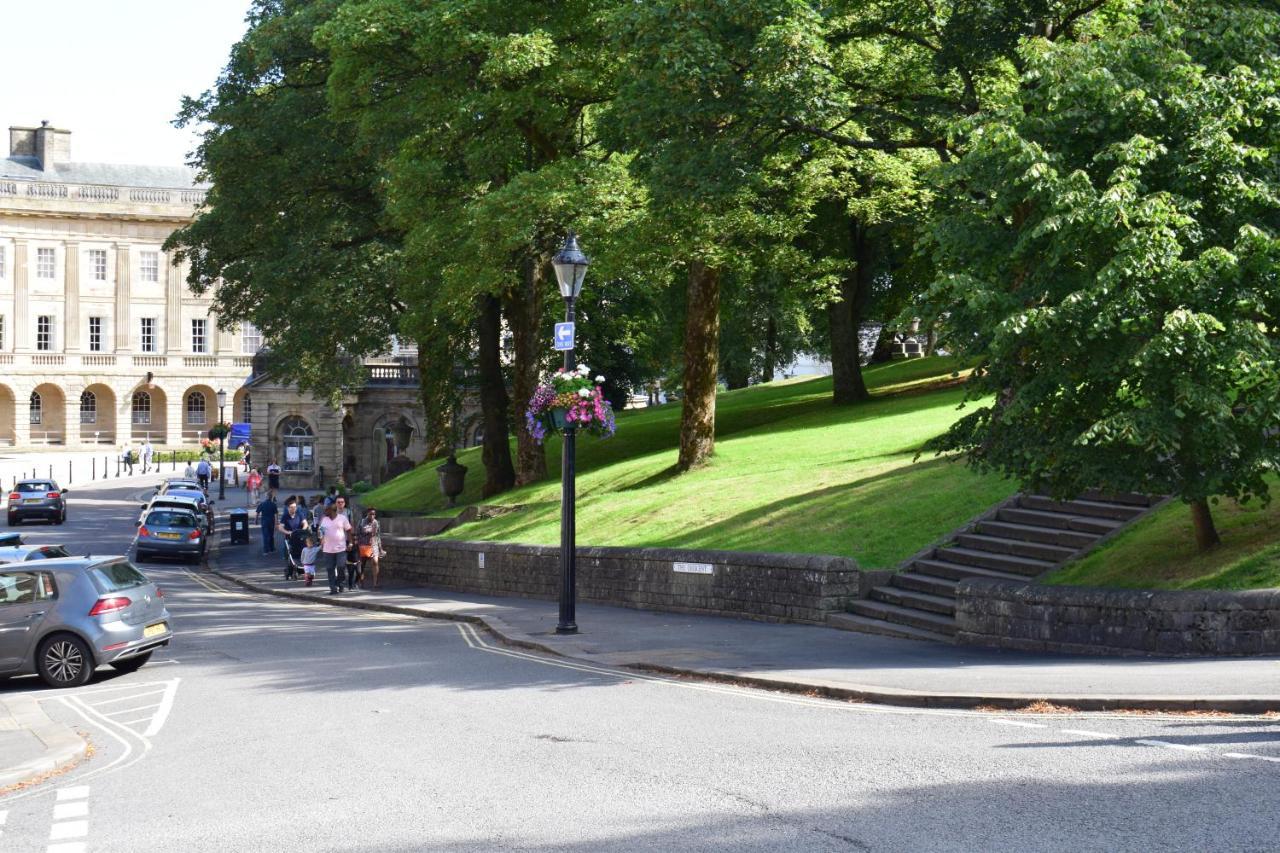 The Buxton Retreat A Luxurious 3-Storey Townhouse With Four Poster Bed And Double Jacuzzi Bath" Exteriör bild