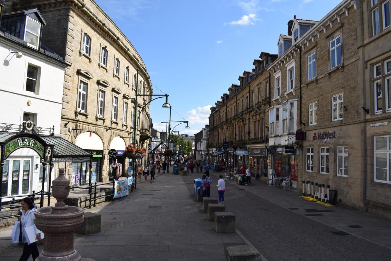 The Buxton Retreat A Luxurious 3-Storey Townhouse With Four Poster Bed And Double Jacuzzi Bath" Exteriör bild