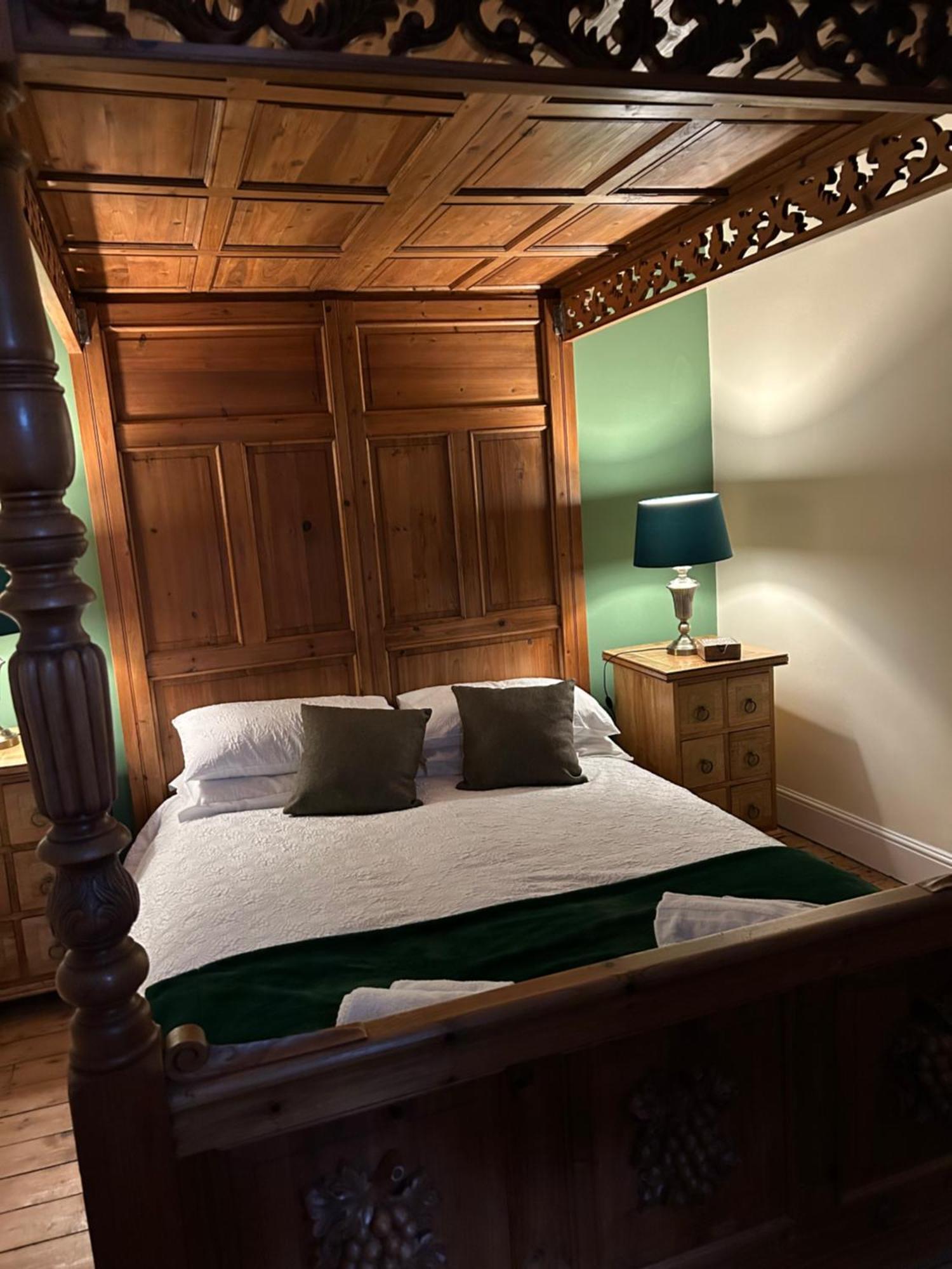 The Buxton Retreat A Luxurious 3-Storey Townhouse With Four Poster Bed And Double Jacuzzi Bath" Exteriör bild