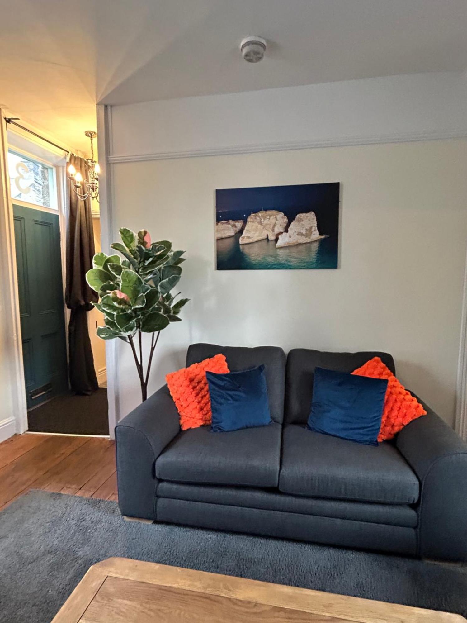The Buxton Retreat A Luxurious 3-Storey Townhouse With Four Poster Bed And Double Jacuzzi Bath" Exteriör bild