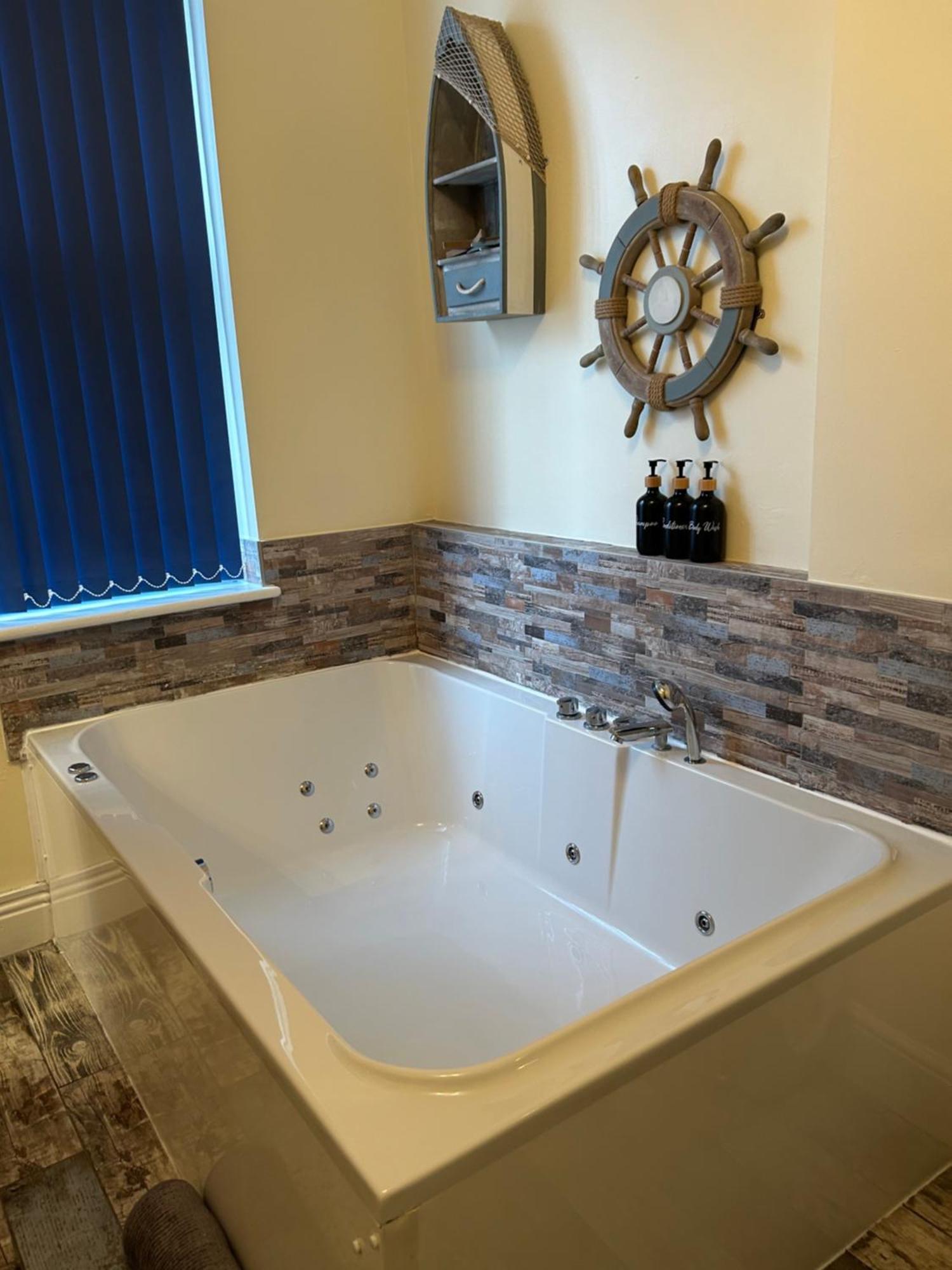 The Buxton Retreat A Luxurious 3-Storey Townhouse With Four Poster Bed And Double Jacuzzi Bath" Exteriör bild