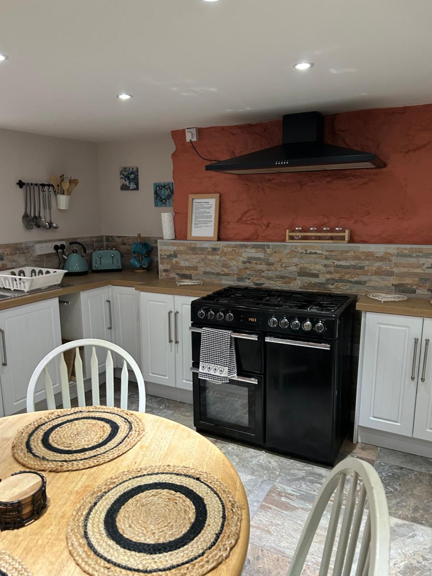 The Buxton Retreat A Luxurious 3-Storey Townhouse With Four Poster Bed And Double Jacuzzi Bath" Exteriör bild