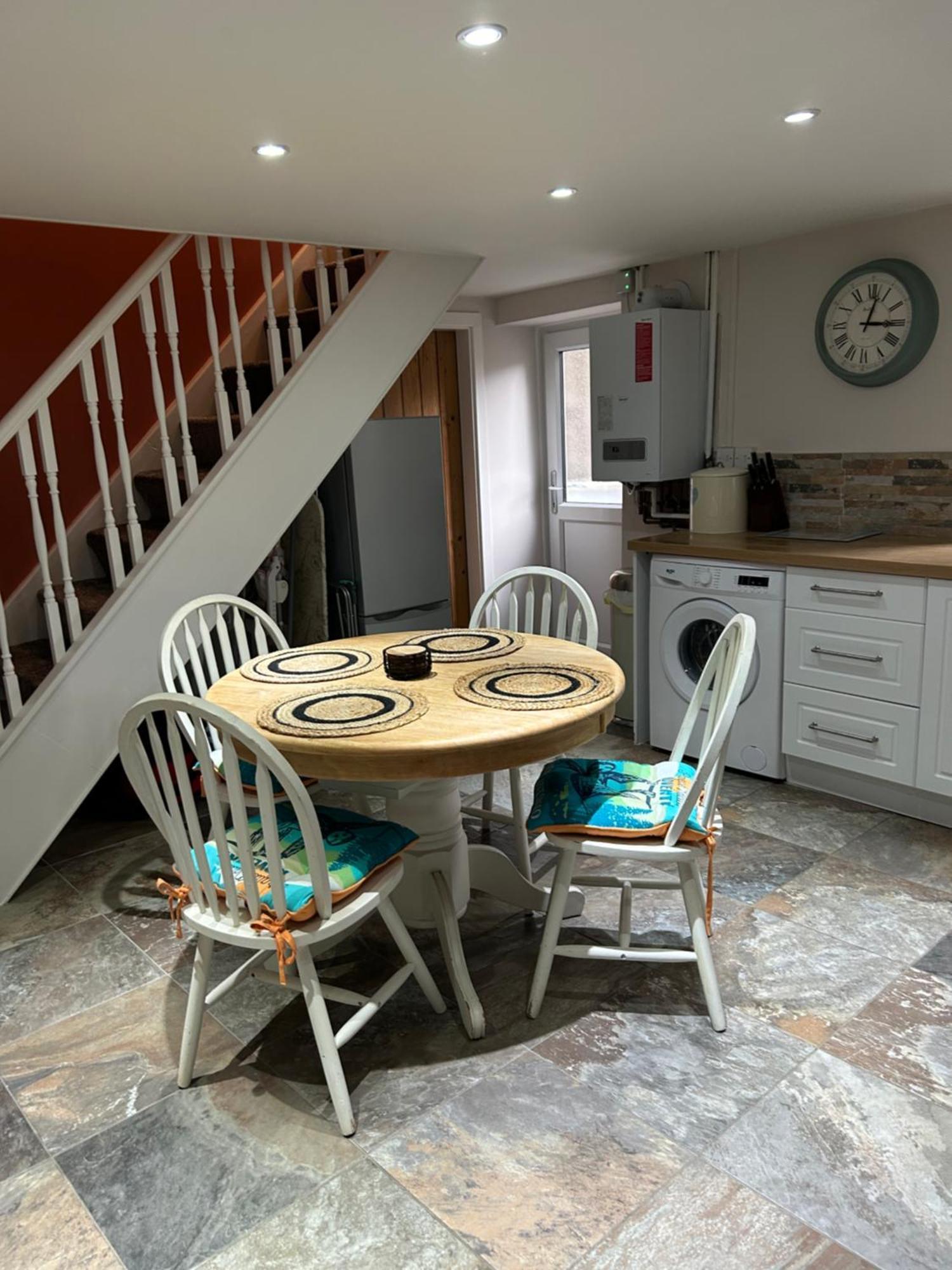 The Buxton Retreat A Luxurious 3-Storey Townhouse With Four Poster Bed And Double Jacuzzi Bath" Exteriör bild