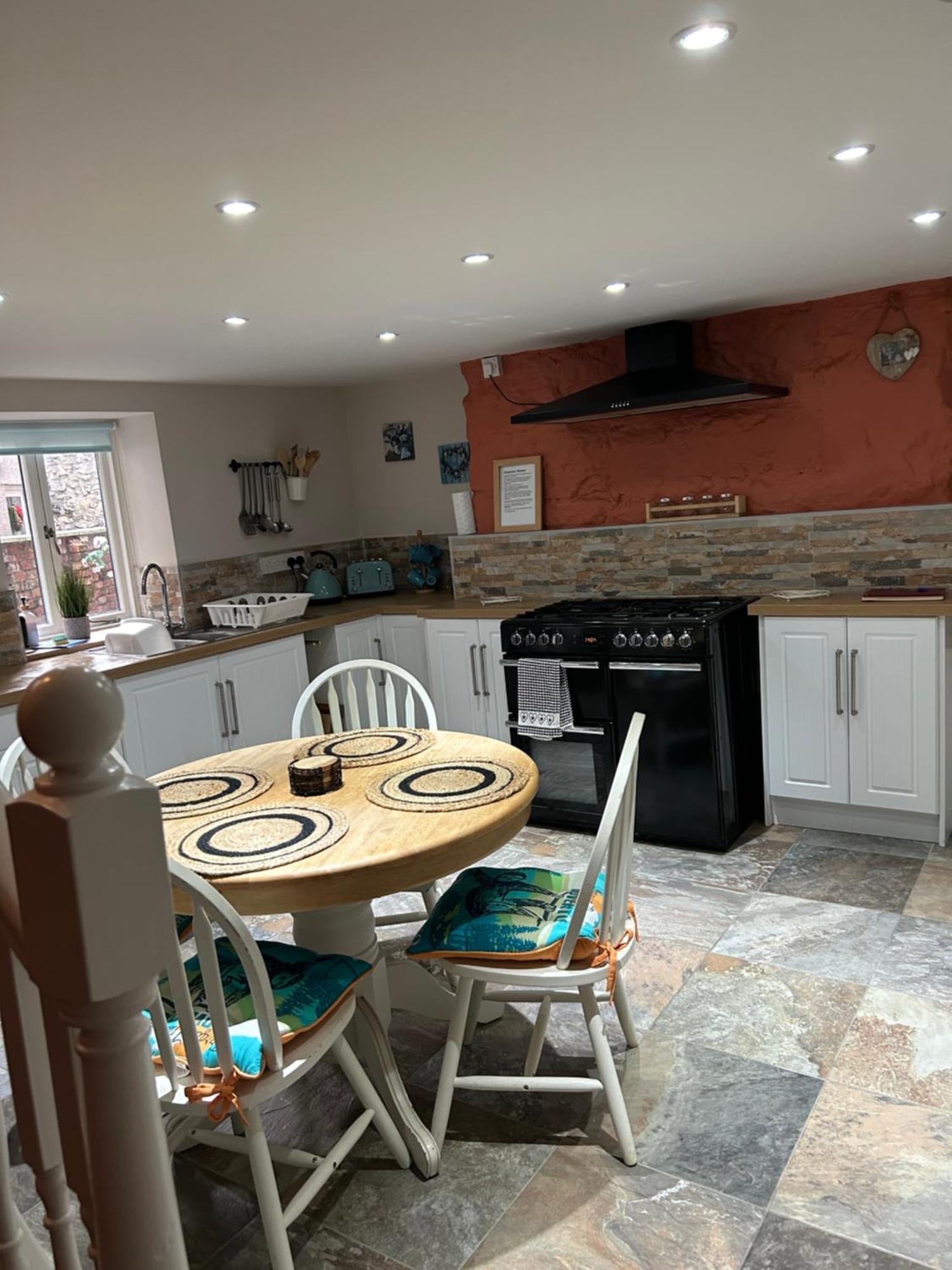 The Buxton Retreat A Luxurious 3-Storey Townhouse With Four Poster Bed And Double Jacuzzi Bath" Exteriör bild